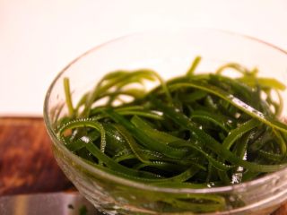 2、秘制凉拌海带,②煮好的海带漂凉，放入冰水中，再放冰箱冷藏；最好有冰水，这样你的海带才够脆