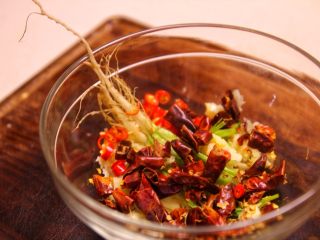 3、秘制凉拌海带,将所有的配料切好放入小盆中待用。