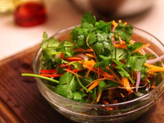 7、秘制凉拌海带,加入刚刚切好的配菜，再次拌匀即可，刚刚拌好的凉菜，至少等待半个小时以上才能入味食用，如果时间够的话，最好放置一个晚上最好。