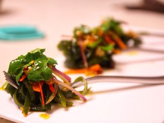 9、秘制凉拌海带,如果想让你的菜出锅更加漂亮，可以用叉子将海带卷起，配菜放在顶上即可。