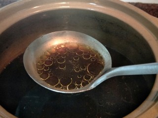 12、＃一碗汤＃熟地黑豆乌鸡汤,煮好后去掉浮在表面的油，无需加盐即可食用