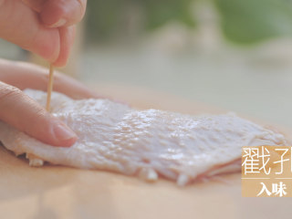 2、一只照烧鸡腿饭「厨娘物语」,用牙签在表面戳上小孔,可以让鸡腿更加入味。