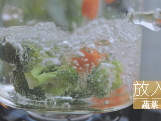 6、一只照烧鸡腿饭「厨娘物语」,锅内倒入500ml清水,2g盐、5ml食用油,放入蔬菜煮熟,捞出。