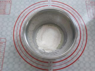 4、冰淇淋小蛋糕,低筋面粉过筛到盆子里