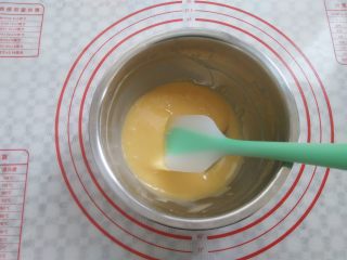 7、冰淇淋小蛋糕,蛋黄糊搅拌好，放一边备用