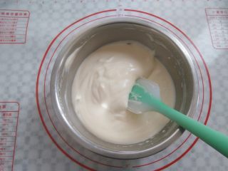 11、冰淇淋小蛋糕,再次2-8点钟方向手法翻拌均匀，同时预热烤箱150度