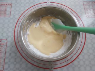 10、冰淇淋小蛋糕,把混合好的蛋黄糊倒入蛋白霜的盆子里