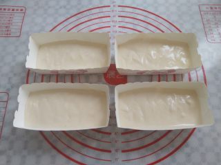 12、冰淇淋小蛋糕,把面糊倒入长方形的纸盒里，用牙签在蛋糊里划几下，减少气泡