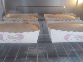 13、冰淇淋小蛋糕,150度烤20分钟，我烤的有点嫩，建议时间增加5分钟