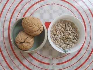 15、冰淇淋小蛋糕,准备2个核桃和已经去壳的葵花籽仁