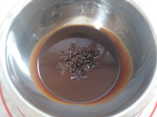 17、冰淇淋小蛋糕,巧克力酱里加入耐烤巧克力隔水融化（我用的好时巧克力酱比较稀，如果用比较浓稠的巧克力酱可以不用再加巧克力）