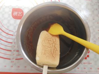 18、冰淇淋小蛋糕,小蛋糕脱模以后在一段插入小木棍，放入巧克力酱里滚一下