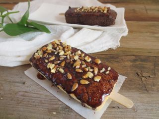 20、冰淇淋小蛋糕,满满的巧克力酱搭配上香香的坚果粒