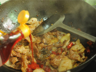 10、酱烧回锅肉,淋入少许麻辣油