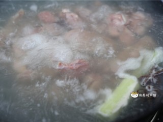 3、鸡胗拌黄瓜,大火烧开,转小火煮40分钟,关火。