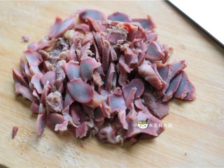 4、鸡胗拌黄瓜,捞出鸡胗,将鸡胗切片,备用。