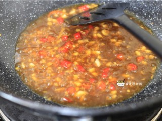 9、鸡胗拌黄瓜,加入1勺料酒,2勺生抽,1茶勺白糖,烧开熬成料汁。