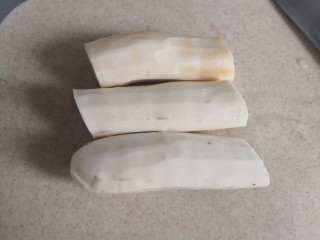 2、颜值担当紫薯山药饼,山药洗净去皮切片