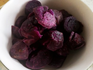 4、颜值担当紫薯山药饼,紫薯蒸好了趁热压成泥，因为紫薯比较干，适量加些牛奶。喜欢吃甜的少放炼乳。