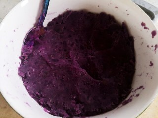 5、颜值担当紫薯山药饼,压好的紫薯泥