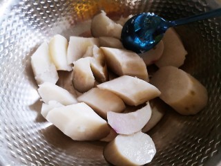 6、颜值担当紫薯山药饼,山药直接压成泥。也可以适当加些炼乳。牛奶就不要加了。