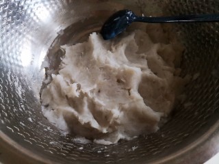 7、颜值担当紫薯山药饼,压好的山药泥