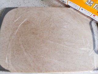 8、颜值担当紫薯山药饼,我懒得拿面板，直接用菜板，聪明的我铺了一层保鲜膜