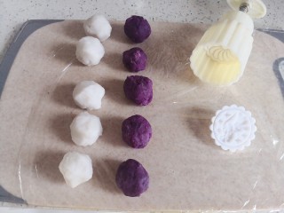 9、颜值担当紫薯山药饼,紫薯，山药分别团城小团，准备好模具。