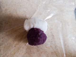10、颜值担当紫薯山药饼,紫薯团和山药团放在一起