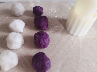 11、颜值担当紫薯山药饼,用模具压出喜欢的图案