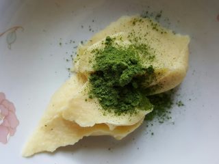 1、花式绿豆糕,取150克，加入1.5克抹茶粉（青岚）