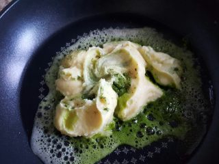 5、花式绿豆糕,当黄油全部融化后，倒入绿豆糊和抹茶粉炒制（全程小火）