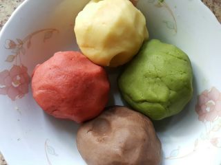 8、花式绿豆糕,其他的三种颜色也依次做好。我一共做了四种颜色，原色、红曲粉色、抹茶粉色及可可粉色。