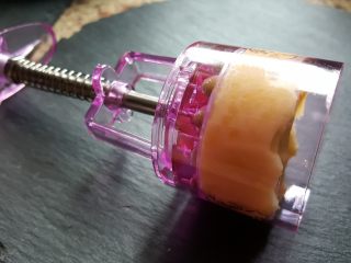 11、花式绿豆糕,将花片卡好在月饼模具上，取40克绿豆沙，揉圆放入月饼模具中，用手指稍作整理，就可以压制了。（月饼模具中，涂少量的熟油进行防粘）