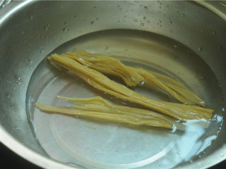 3、裙边腐竹排骨汤,腐竹清洗干净，不用泡发