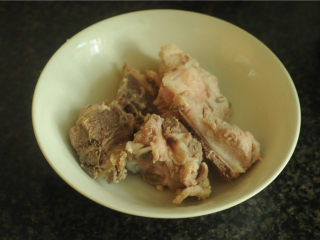 5、裙边腐竹排骨汤,开锅汆烫后捞出来沥干水