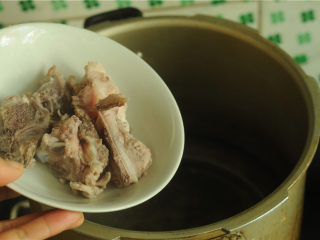 6、裙边腐竹排骨汤,另起锅，放入半锅清水，将排骨放进去