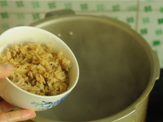 7、裙边腐竹排骨汤,裙边也倒进去