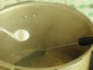 11、裙边腐竹排骨汤,加盐调味