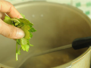 12、裙边腐竹排骨汤,撒入芹菜叶即可