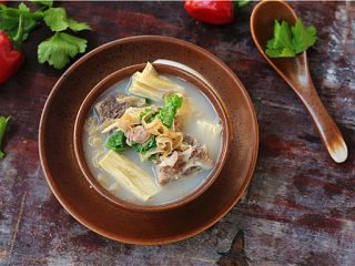 13、裙边腐竹排骨汤,香喷喷的排骨裙边腐竹汤上桌了