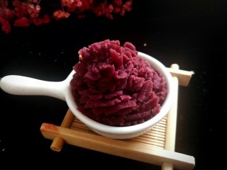 1、DIY手工紫薯馅,我觉得紫薯已经很甜了，所以没有放糖，喜欢更甜一点的小伙伴也可以适量的加一些白砂糖。