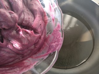 9、DIY手工紫薯馅,油温六七层时，倒入紫薯。