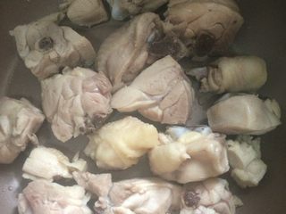 2、香菇鸡汤,捞出放入高压锅中