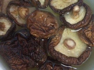 5、香菇鸡汤,香菇切条备用