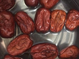 6、香菇鸡汤,红枣洗净备用