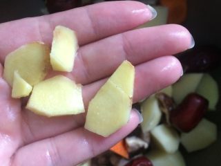 7、香菇鸡汤,姜洗净切片备用