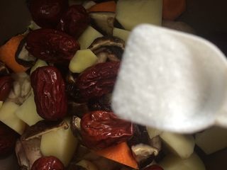 10、香菇鸡汤,加入盐