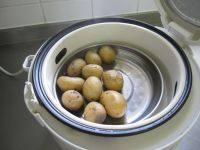 2、迷你黄金薯饼,小土豆上锅蒸20分钟左右