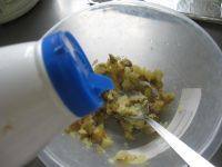 4、迷你黄金薯饼,加适量盐调味